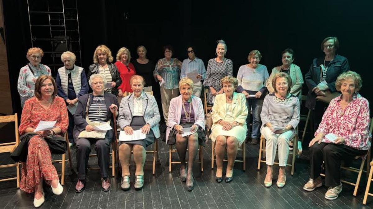 El grupo de mujeres de La Fresneda que pregonó ayer las fiestas del Corpus. | J. A. O.  