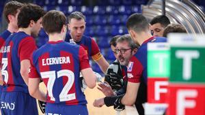 Edu Castro dando instrucciones a sus jugadores durante un partido