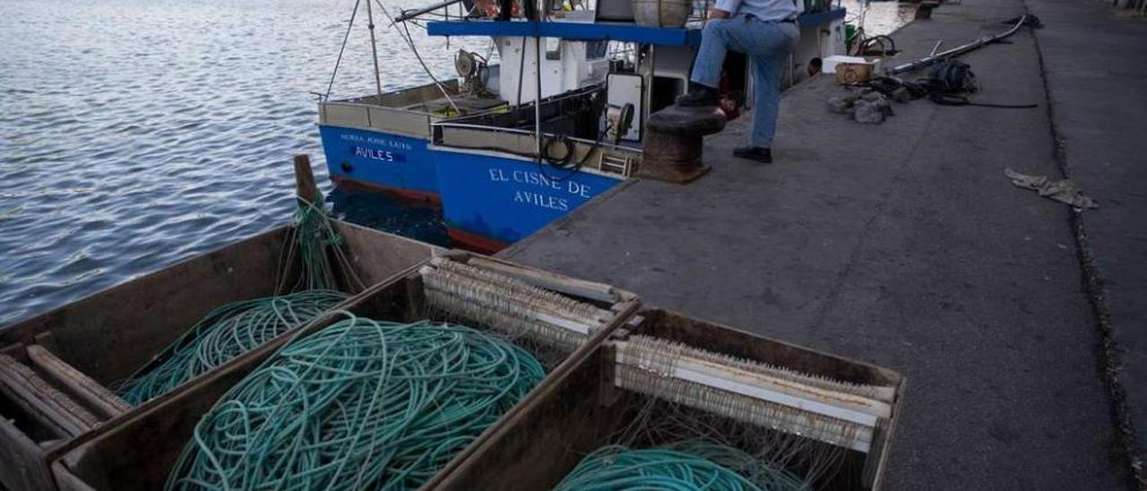 La tripulación de un pesquero, retirando el aparejo del bonito en el puerto de Avilés, en una imagen de archivo.