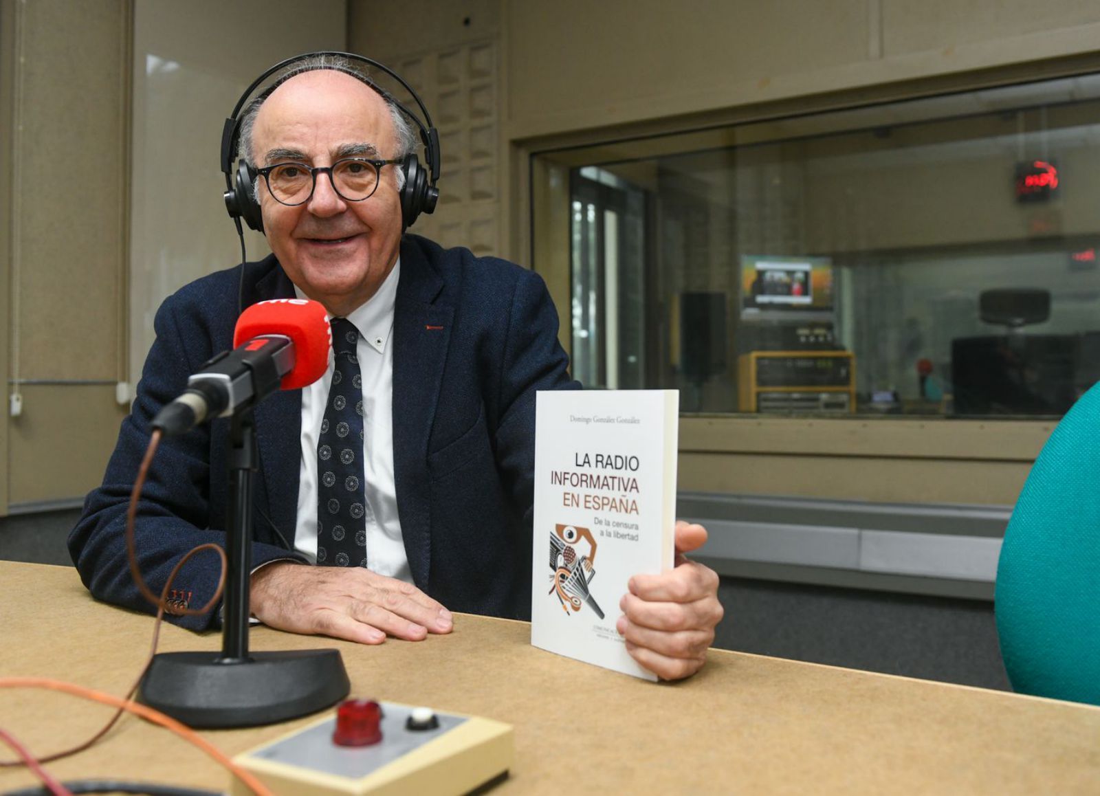 Domingo González, con su libro en uno de los estudios de Radio Nacional en A Coruña. | // ARCAY/ROLLER AGENCIA