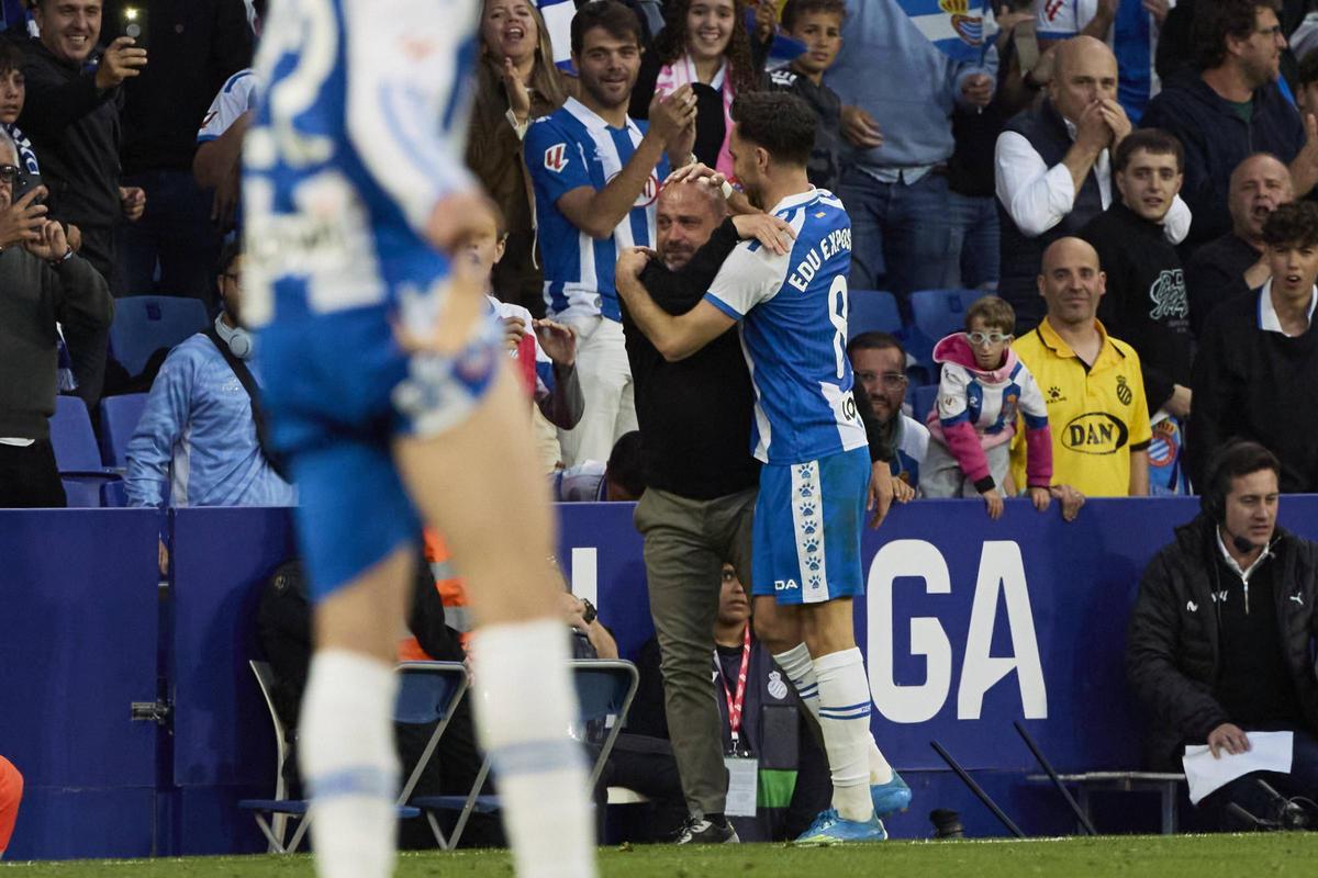 Edu Expósito abraza a Manolo González tras el Espanyol-Athletic