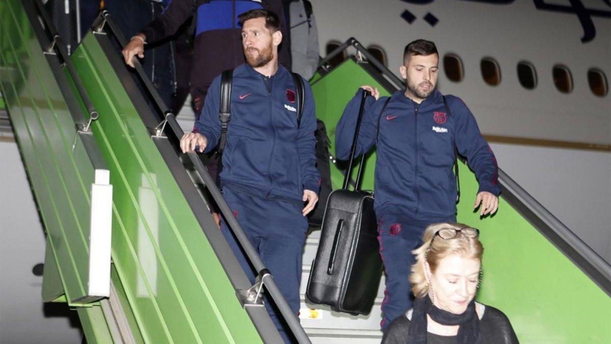 Leo Messi y Jordi Alba durante la llegada del FC Barcelona a Arabia Saudí para la disputa de la Supercopa de España