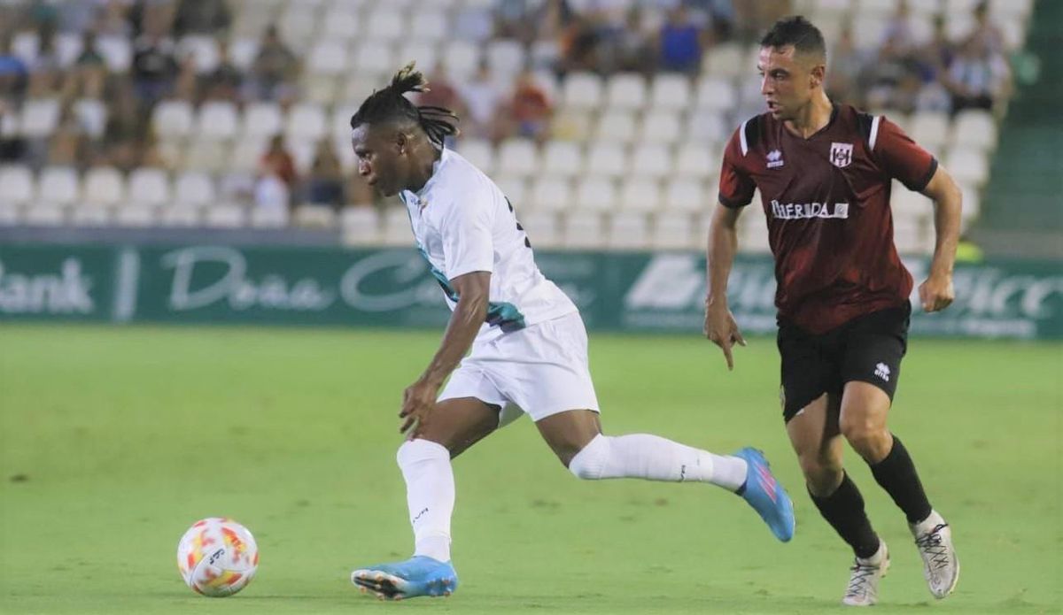 Cedric Teguia, durante un lance del choque ante el Mérida en El Arcángel.