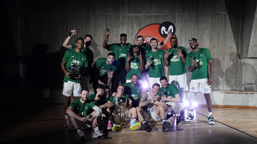 Unicaja: Los campeones de la Copa del Rey posan con el trofeo