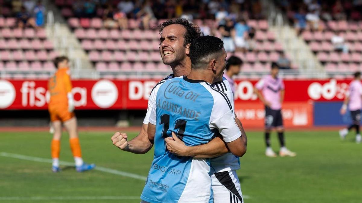 Charly celebra con Antón Guisande su gol frente al Badalona.
