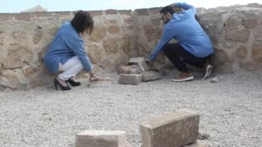 Imágenes de algunos elementos que han sido arrancados del muro de la ciudadela, utilizando probablemente herramientas, y dejándolos esparcidos por el suelo.