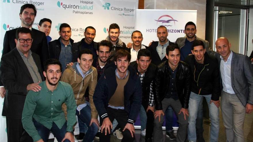 La plantilla del Palma Futsal, con el presidente Miquel Jaume y el entrenador Juanito, ayer en la Clínica Rotger.