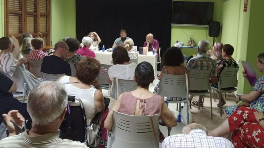 El escritor se mostró a favor de los clubs de lectura.
