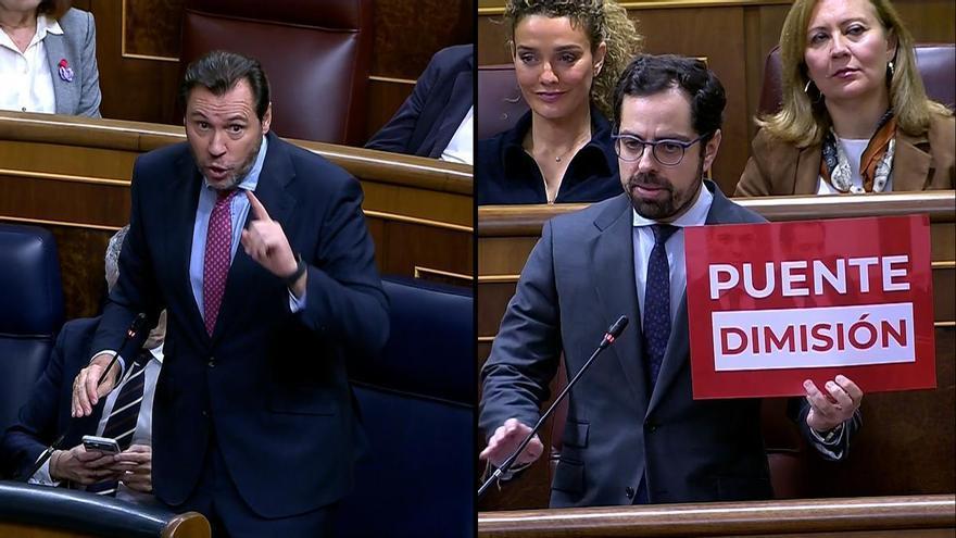 Un diputado del Partido Popular saca un cartel en el Congreso pidiendo la dimisión de Óscar Puente
