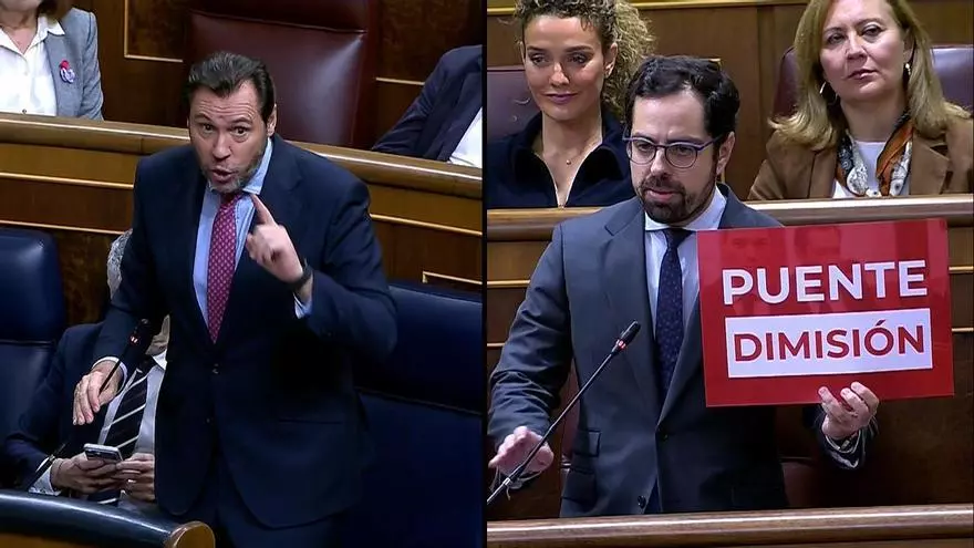Un diputado del Partido Popular saca un cartel en el Congreso pidiendo la dimisión de Óscar Puente