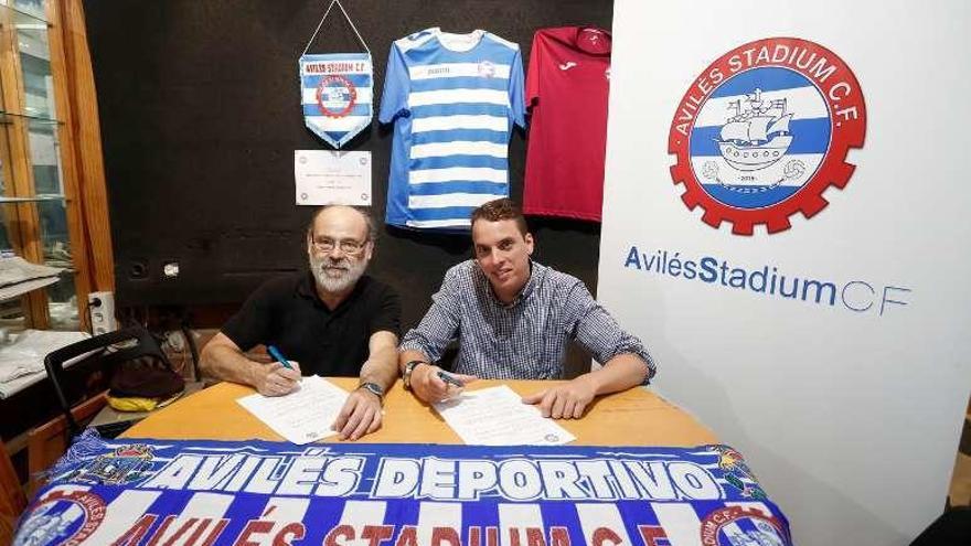 Sal de Rellán, izquierda, y Adrián Fernández durante la firma.