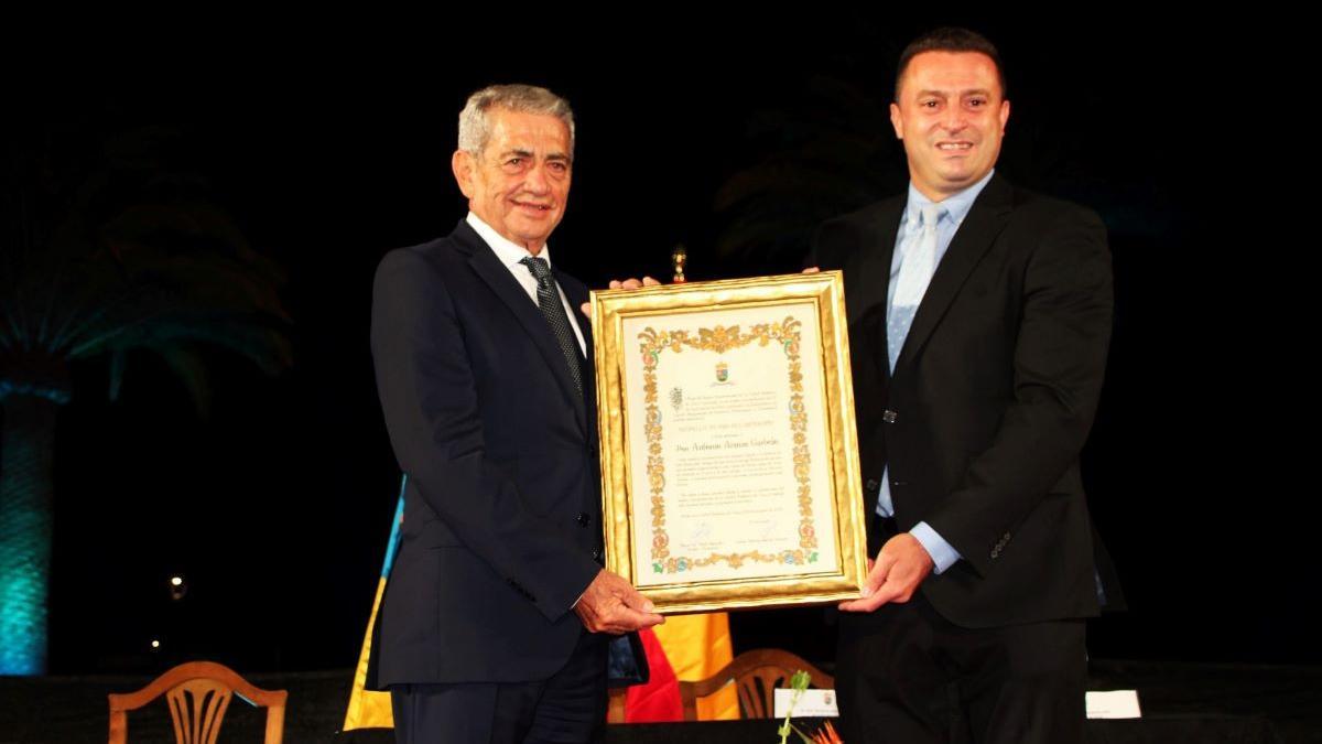 Antonio Armas Fernández y Óscar Noda, alcalde de Yaiza, durante la entrega de la Medalla de Oro del municipio, en octubre.