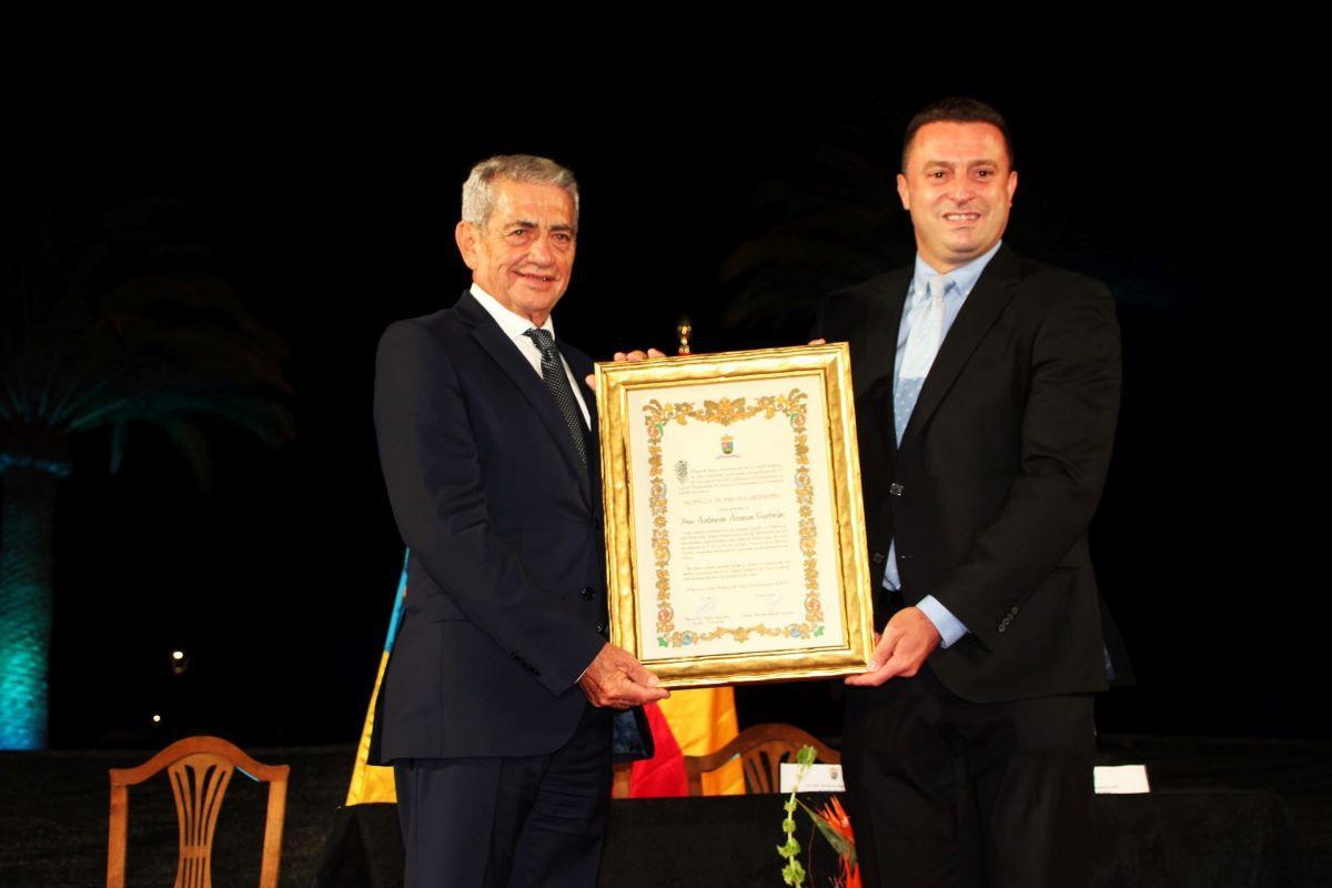 Antonio Armas Fernández y Óscar Noda, alcalde de Yaiza, durante la entrega de la Medalla de Oro del municipio, en octubre.