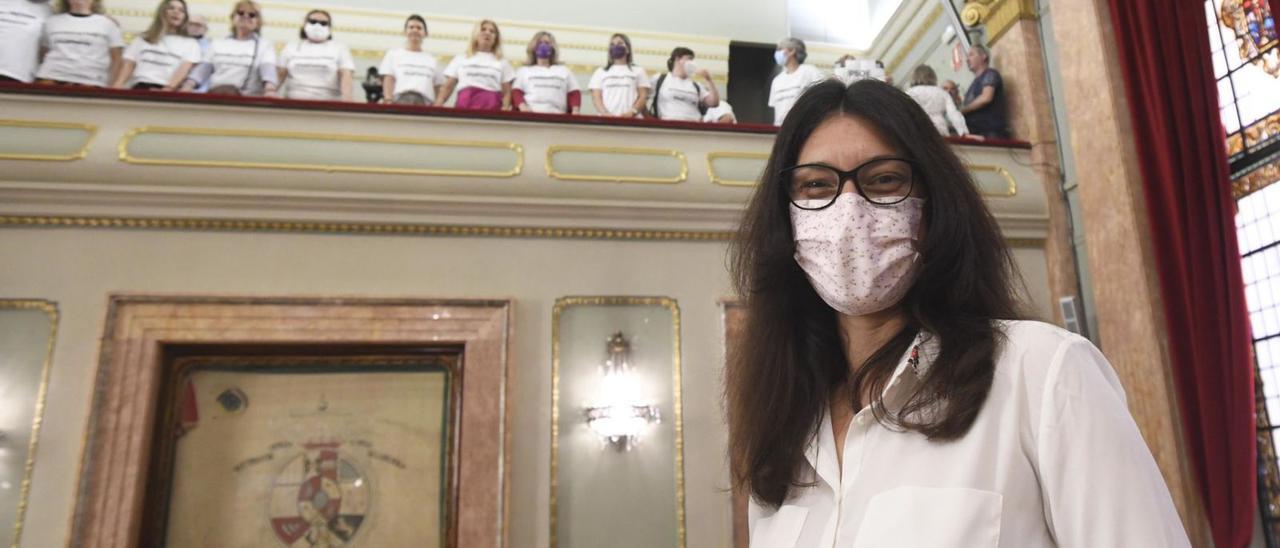 Asistentes al Pleno 
con camisetas de apoyo
 a Teresa Franco.  israel sánchez