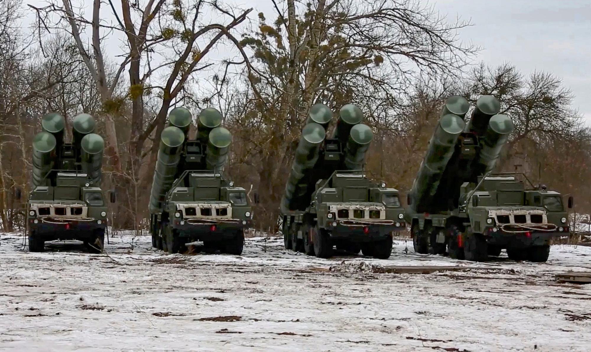 Sistema de misiles antiaéreos rusos S-400, durante unas maniobras en Bielorrusia en febrero de 2022.