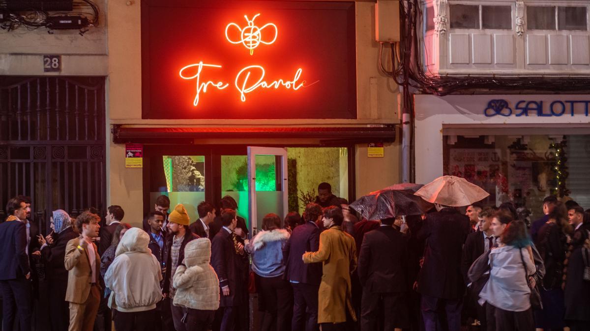 Clientes a la puerta de un local del Cantón Grande, en la madrugada de Fin de Año.