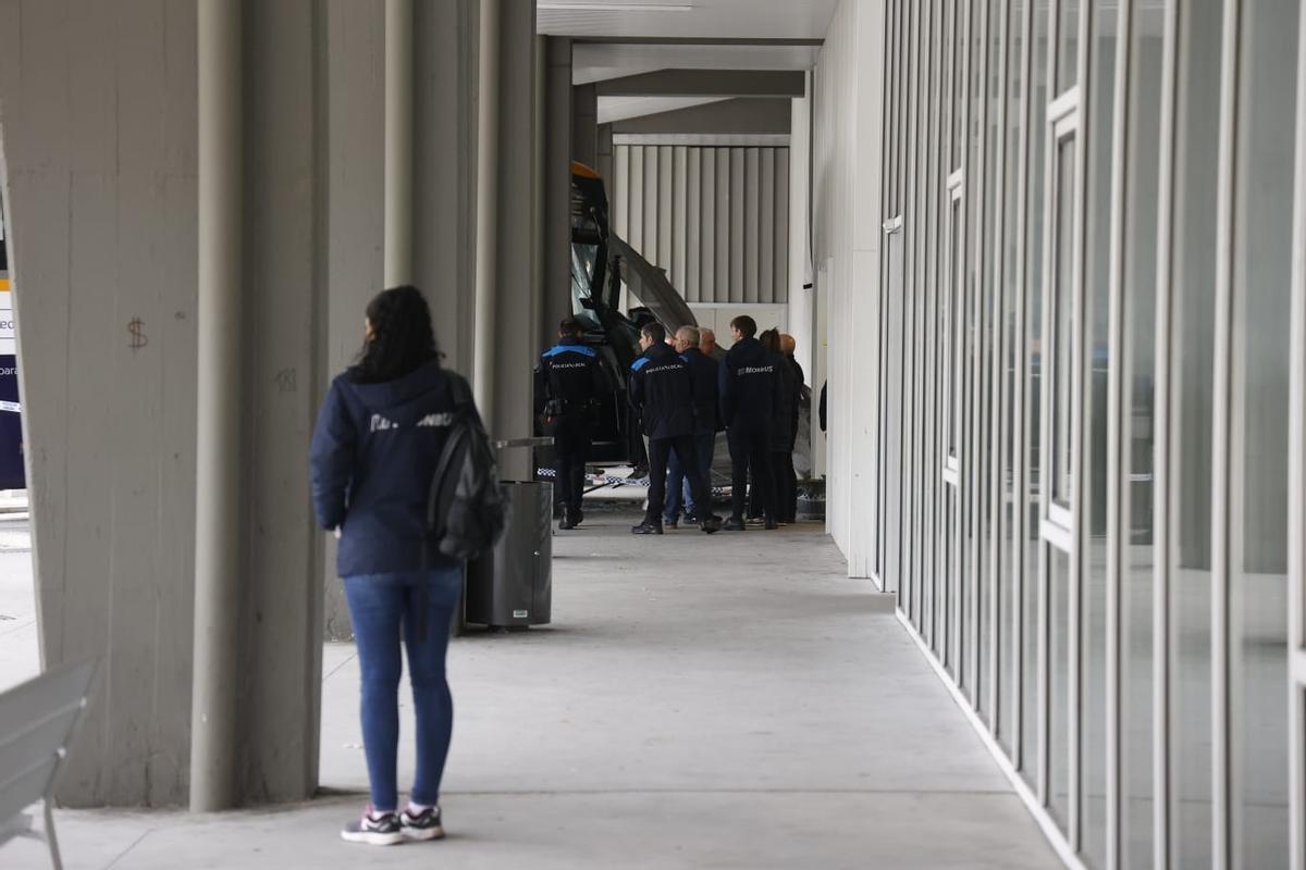 Agentes de la Policía Local y trabajadores de Monbús en la zona del accidente.