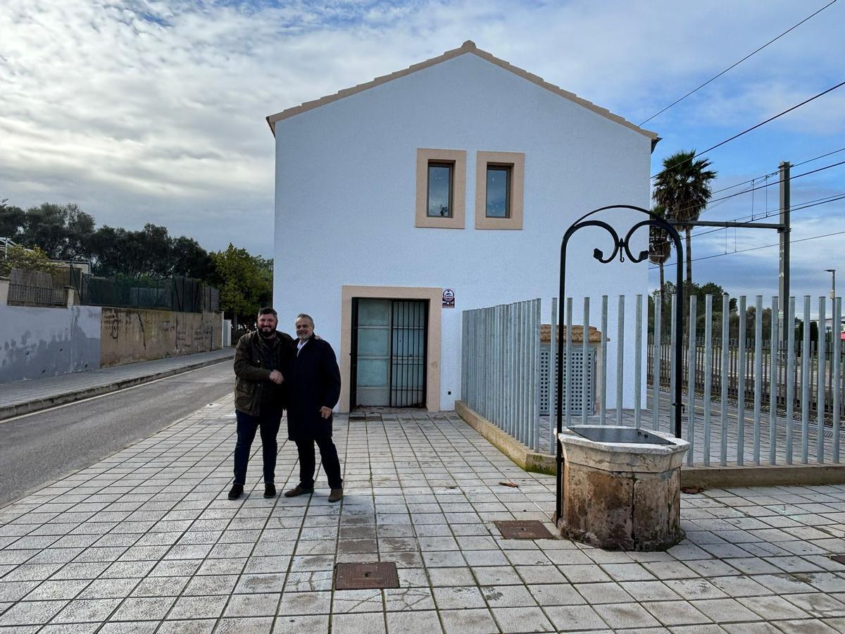El alcalde de Marratxí y el gerente de SFM, en la estación ferroviaria.