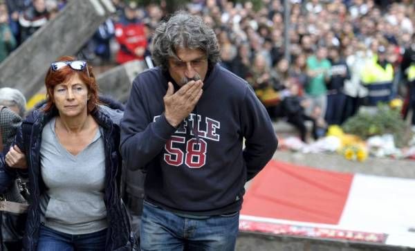 Miles de personas asisten al funeral de Marco Simoncelli