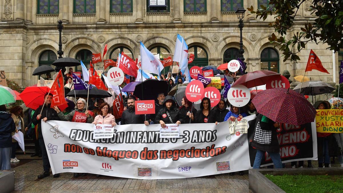 Las trabajadoras de guarderías, en huelga, ayer en A Coruña.