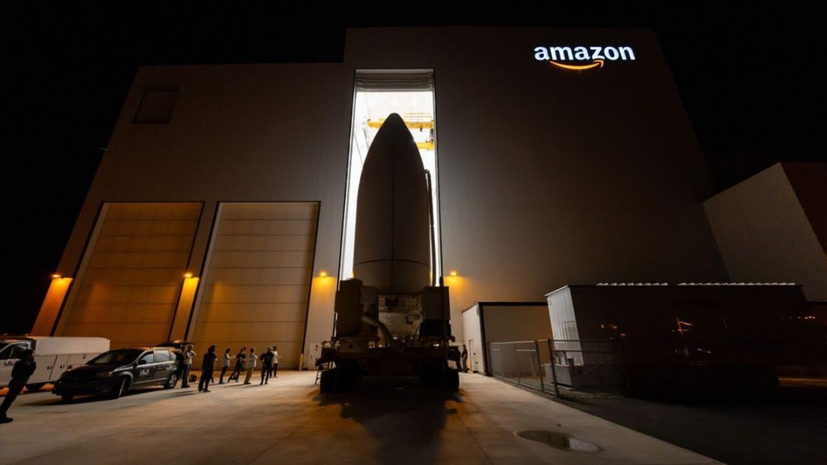 Amazon ya tiene todo listo para lanzar una nueva serie de satélites a la órbita terrestre baja y afianzar su proyecto de Internet satelital.