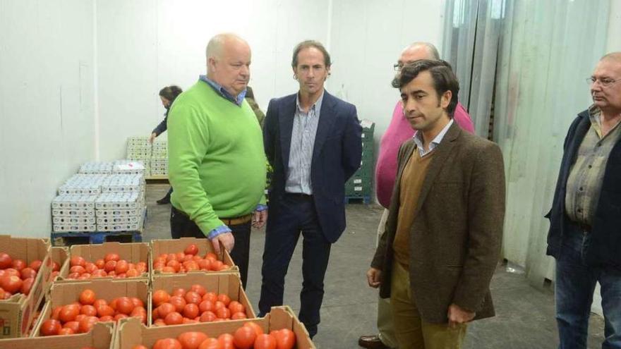 El conselleiro de Política Social, José Manuel Rey Varela, visitó ayer la sede de la fundación. // Noé Parga