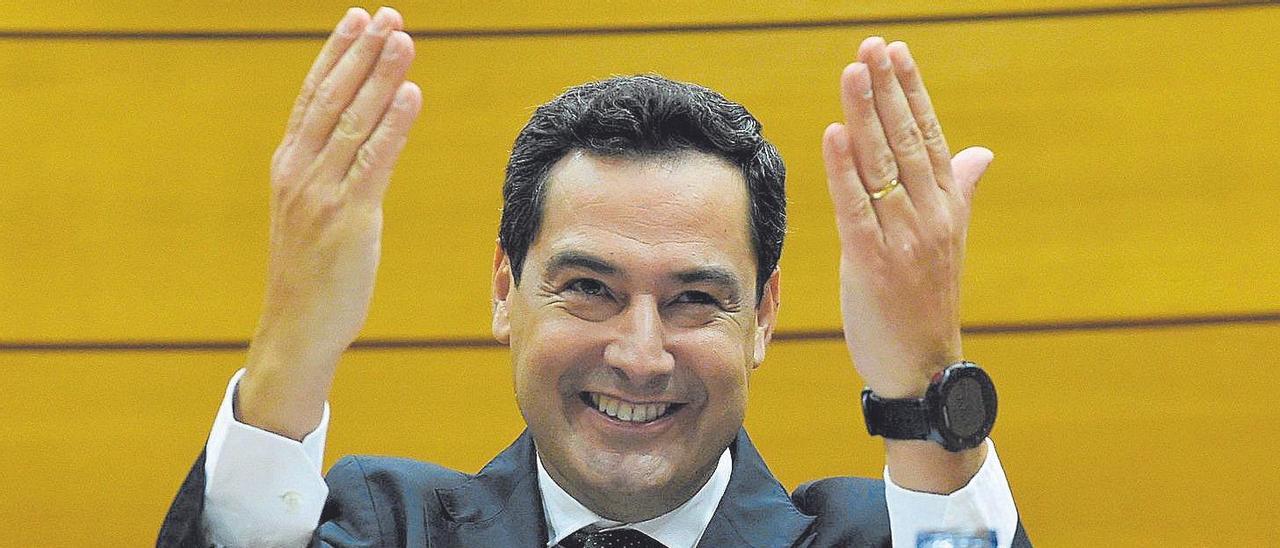 Juanma Moreno, durante una reunión del Grupo Popular en el Senado.