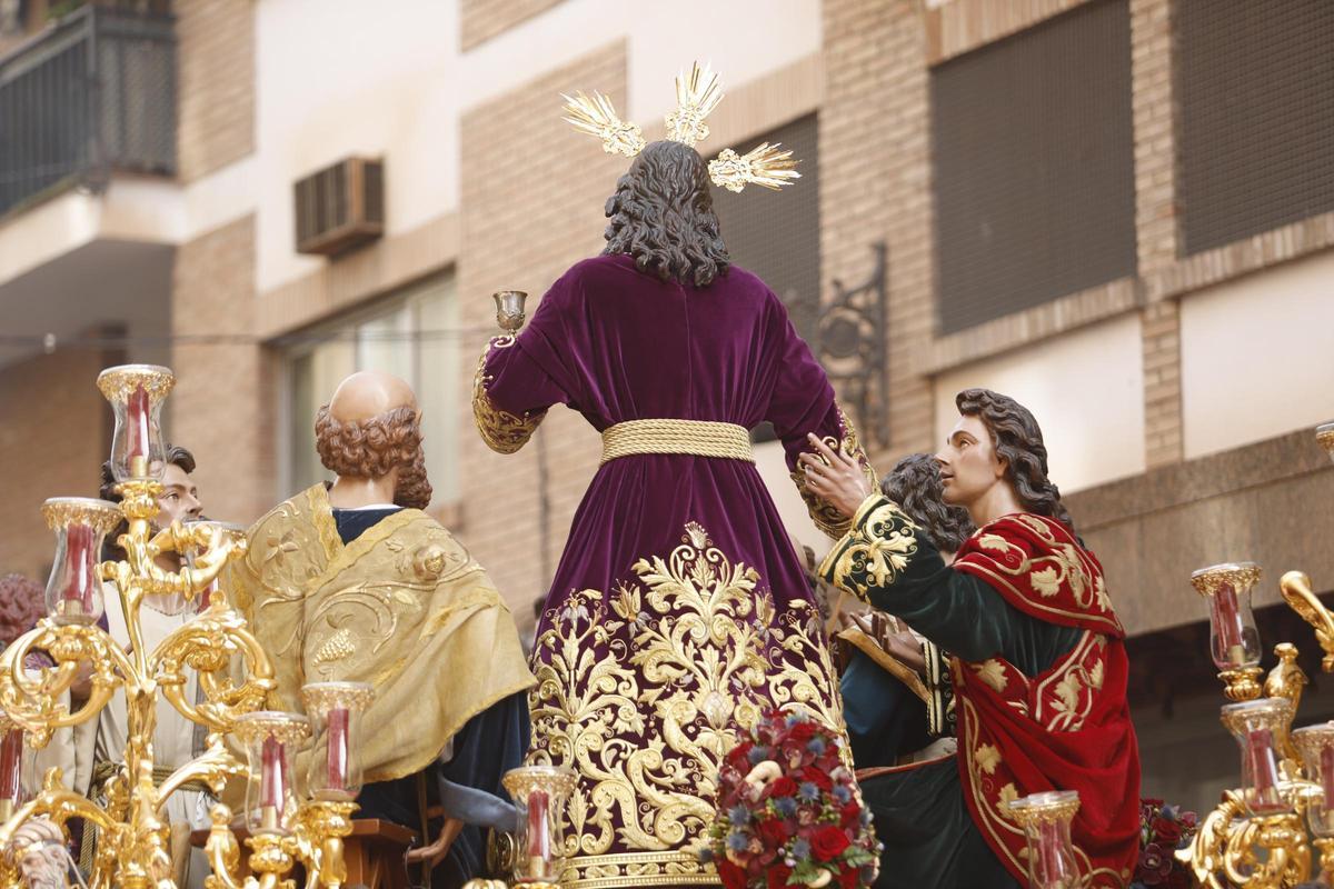 San Pedro y San Juan escoltan al Señor en la Última Cena.