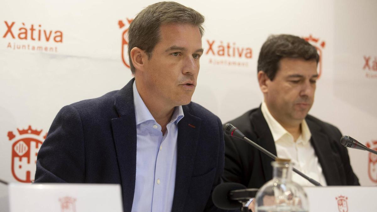El alcalde de Xàtiva, Roger Cerdà, junto al concejal de Urbanismo, Nacho Reig, en una imagen de archivo.