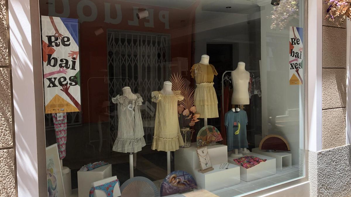 Imagen de archivo de un comercio ubicado en una calle de Xàtiva.