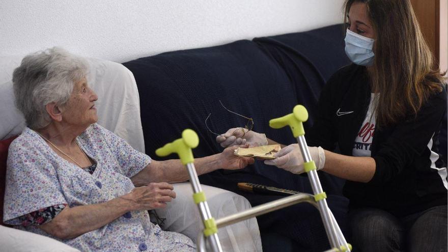 Elena y Lola, ayer en la casa de la segunda en Murcia.