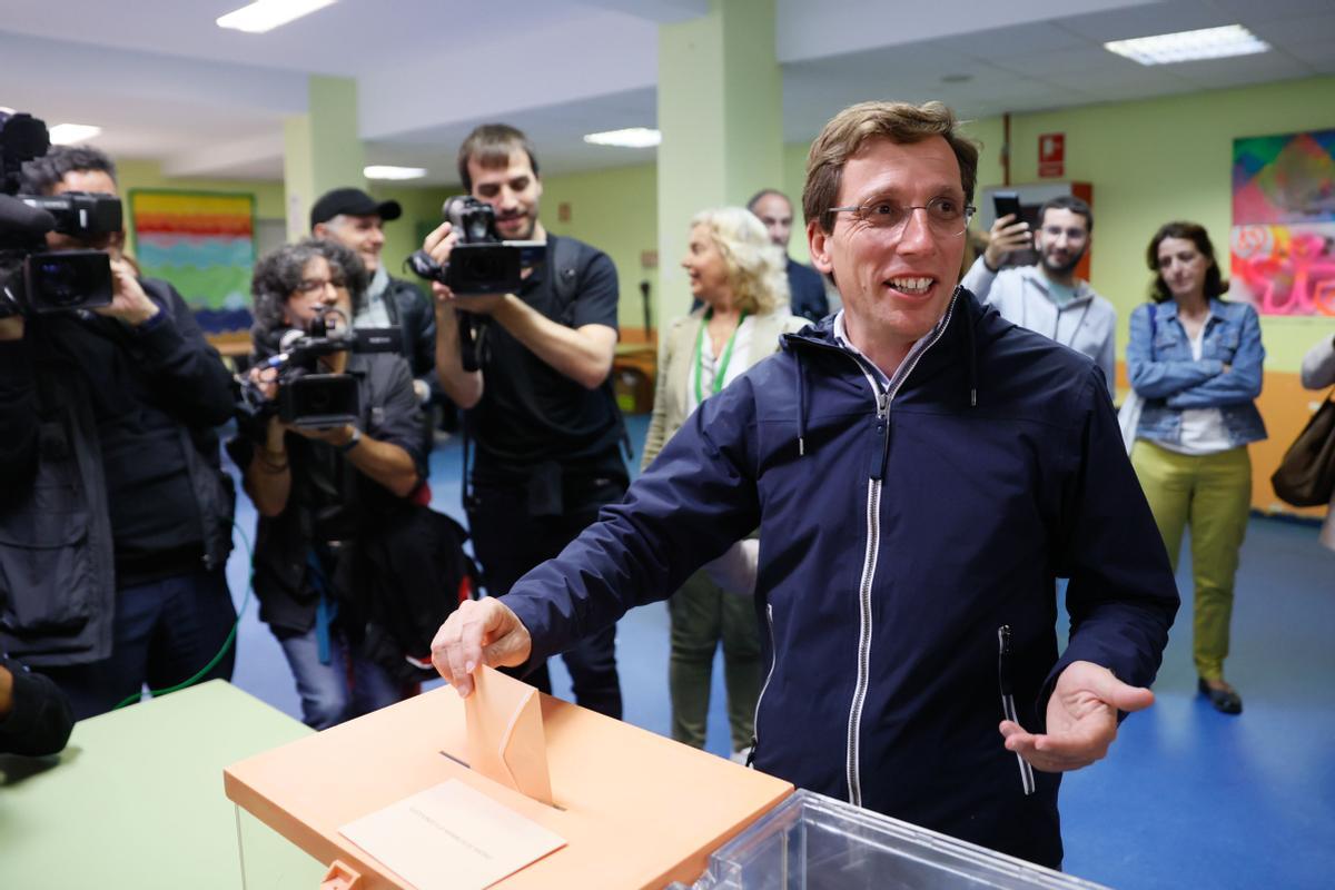 MADRID, 28/05/2023.- El alcalde de Madrid y candidato a la reelección por el PP, José Luis Martínez-Almeida, ejerce su derecho al voto en el Colegio José Ortega y Gasset, este domingo, durante las elecciones locales municipales y autonómicas. EFE/Mariscal