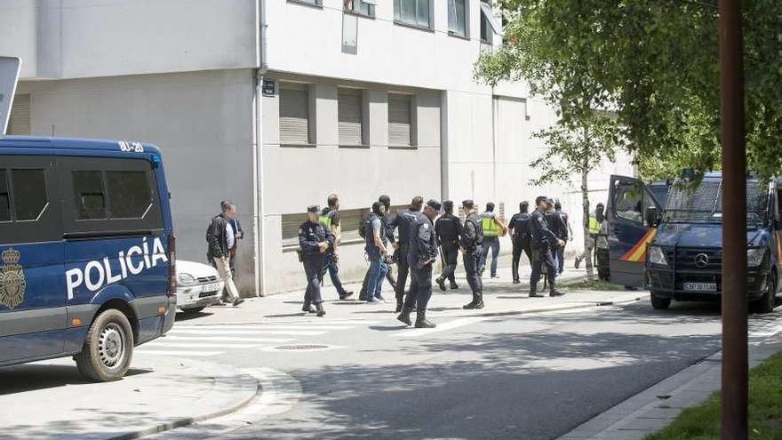 Agentes de la Policía Nacional, durante la redada.