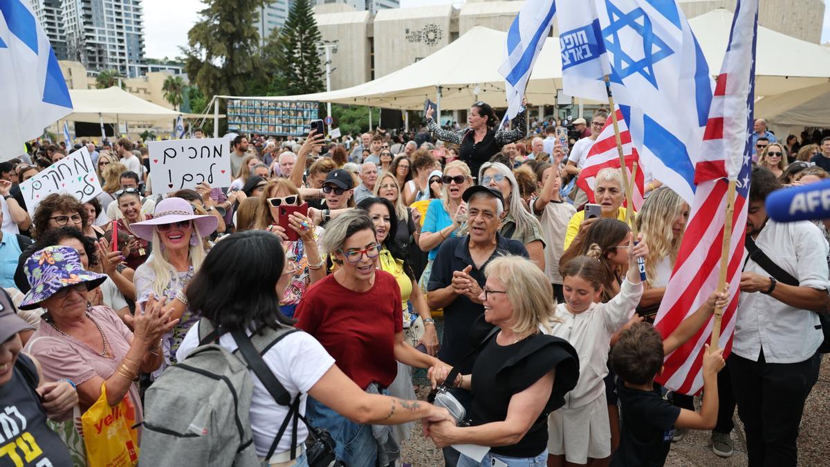 La gente celebra en Tel Aviv el final de la guerra.