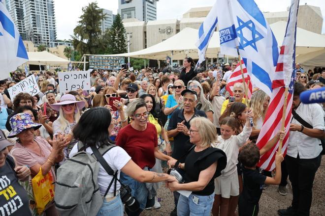 tel aviv (Israel), 09/10/2025.- People celebrate after a peace deal is announced at Hostages Square in Tel Aviv, Israel, 09 October 2025. US President Donald Trump announced that Israel and Hamas have agreed to the first phase of a Gaza peace plan. The deal involves the release of Israeli hostages and Palestinian prisoners, the withdrawal of Israeli forces, and the delivery of humanitarian aid to Gaza. EFE/EPA/ABIR SULTAN