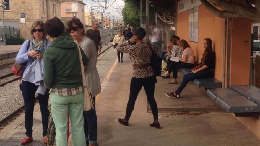 Usuarios esperando el tren en la estación de Santa Maria.