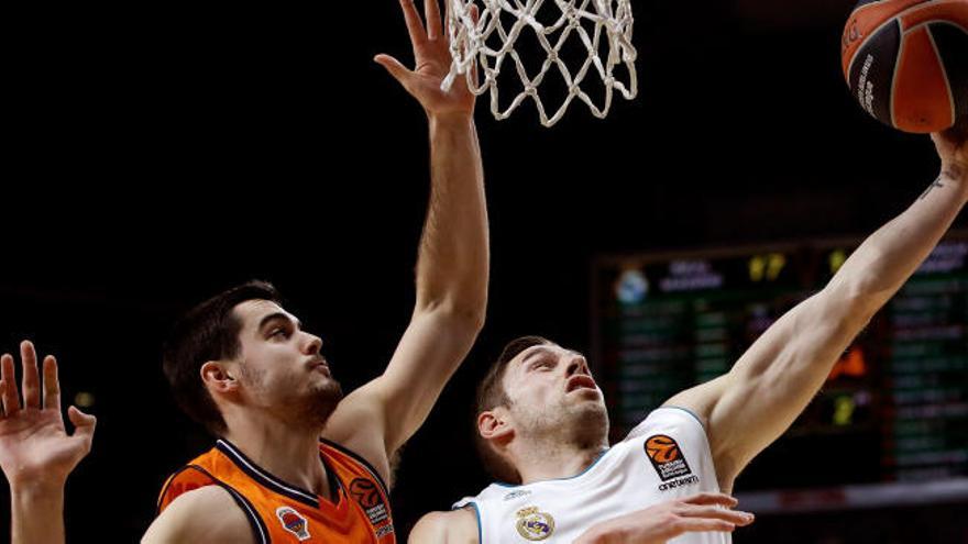 Alberto Abalde, ante el madridista Causeur.