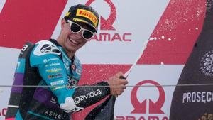 David Alonso celebra su victoria en Moto3