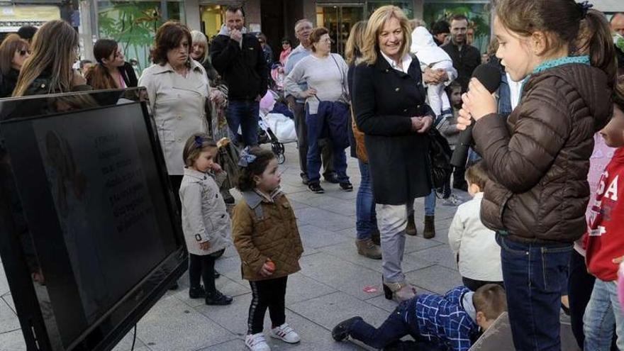 Los escolares se lo pasaron en grande cantando en el escenario montado en la plaza de Galicia.