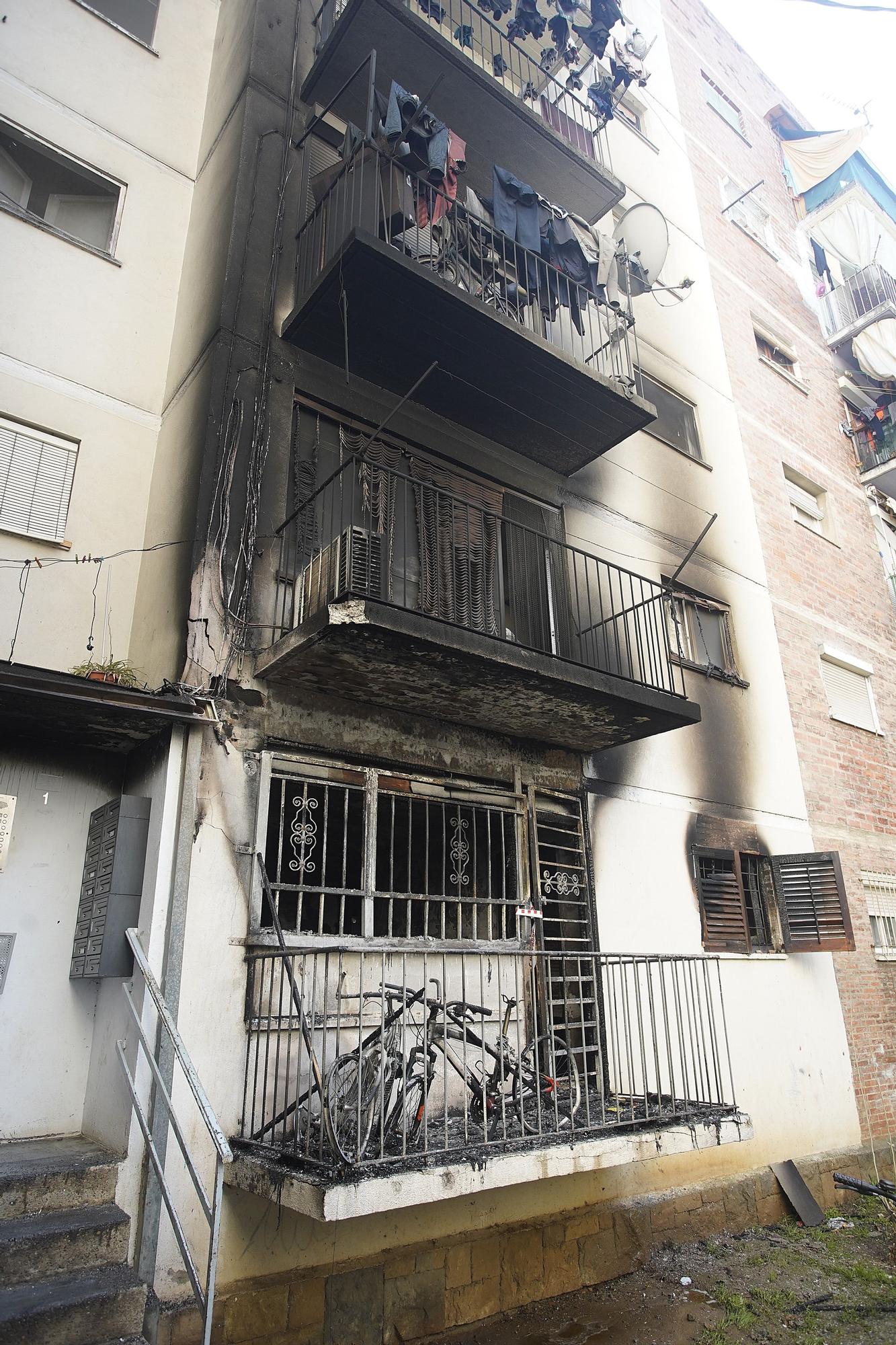 L'incendi en un bloc de pisos de Salt, en imatges