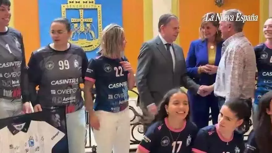 VÍDEO: Recepción del Lobas Global Atac en el Ayto de Oviedo por el ascenso de Primera División