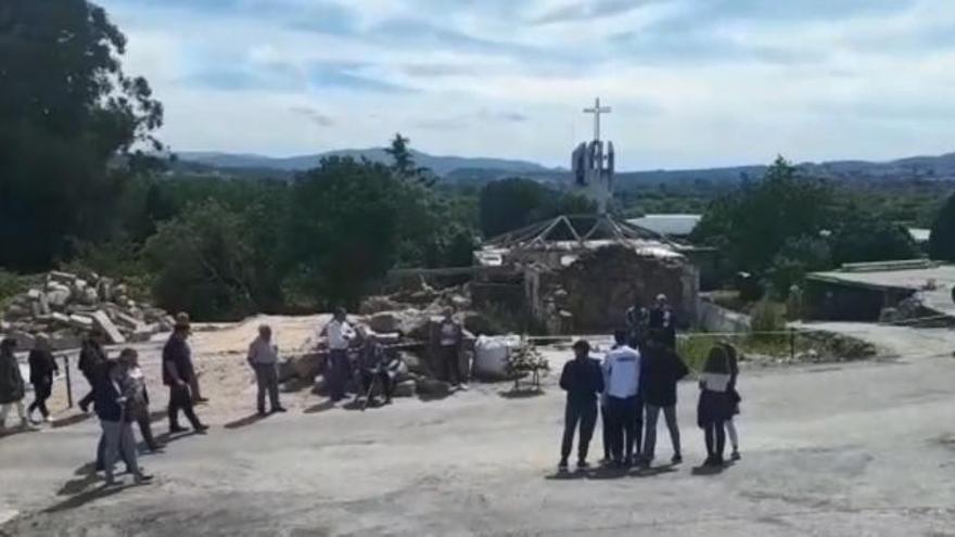 Los vecinos de Paramos plantan un roble, símbolo de la unión forjada tras la explosión