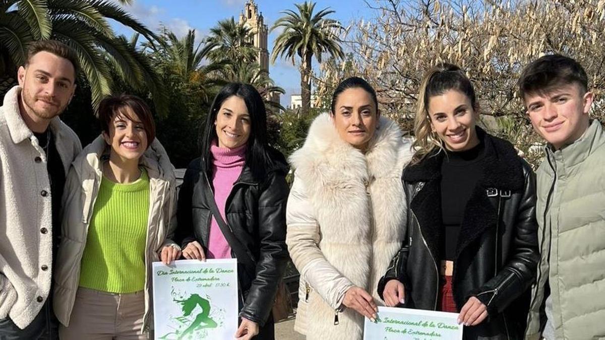 Representantes de escuelas de baile presentan el Día de la Danza en Almendralejo