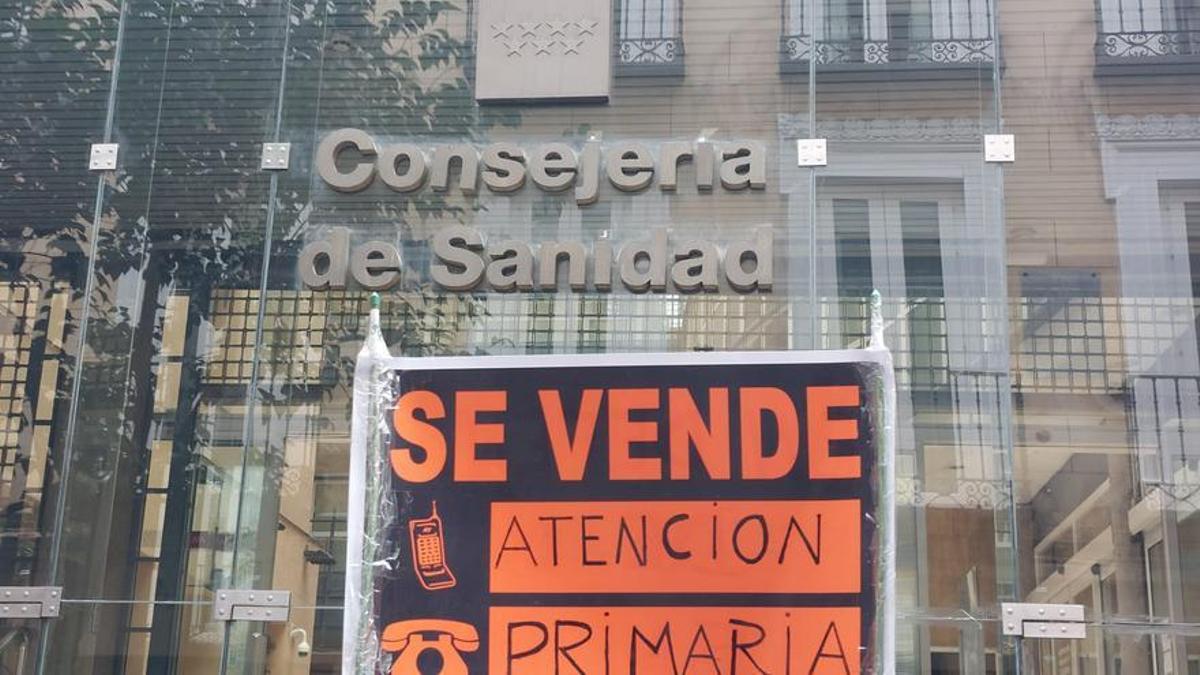 Cartel ante la consejería de Sanidad.