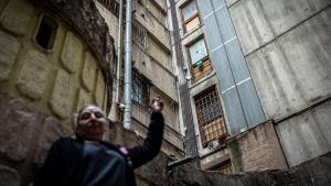 Paqui Jiménez, dentro del bloque de la calle Venus, en el barrio de La Mina.