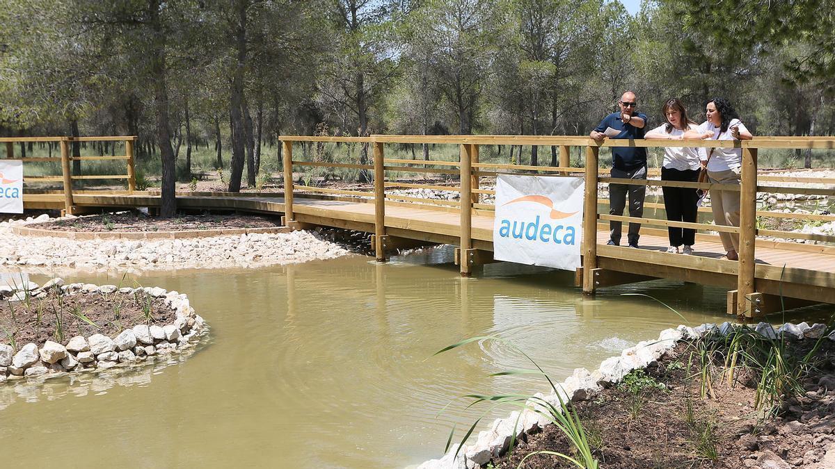 La diputada del área, Magdalena Martínez, visita junto a la alcaldesa de la localidad, Laura Estevan, las actuaciones realizadas en esta área recreativa