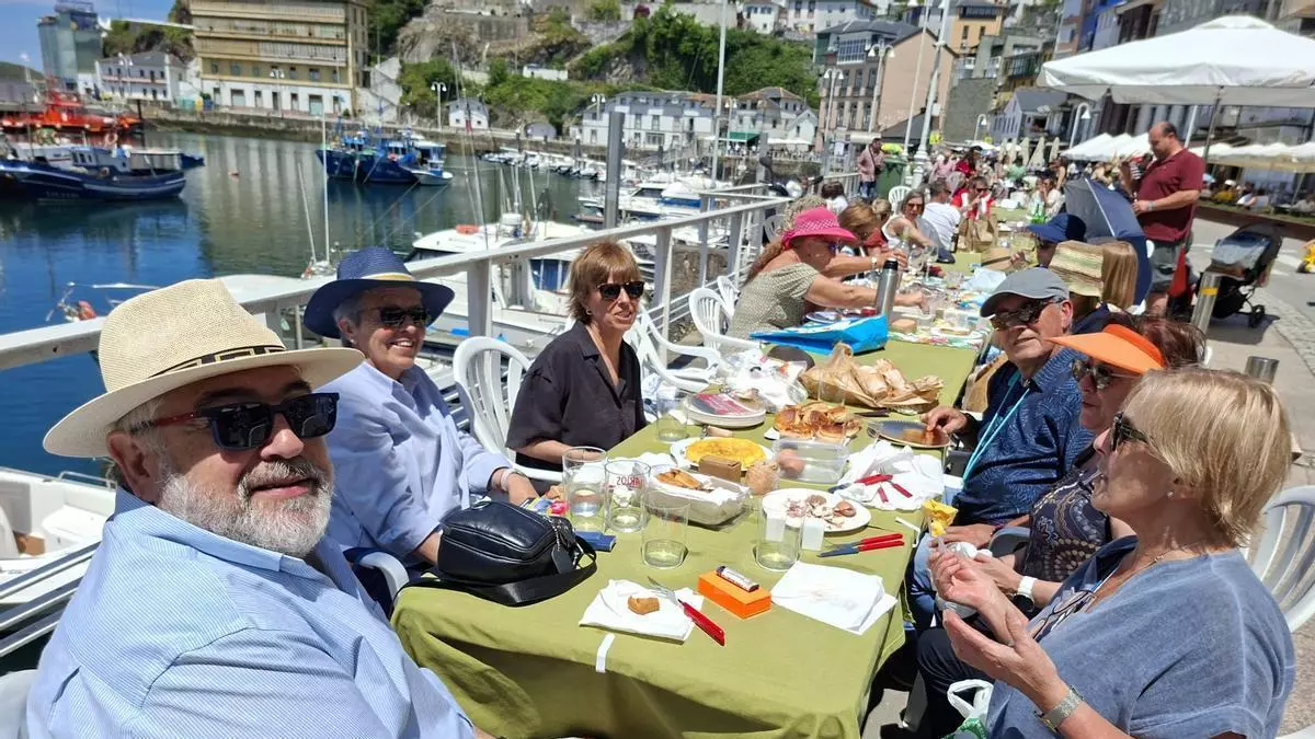Cientos de personas disfrutan de la comida en la calle de Luarca, una cita que conmemora el fuero medieval