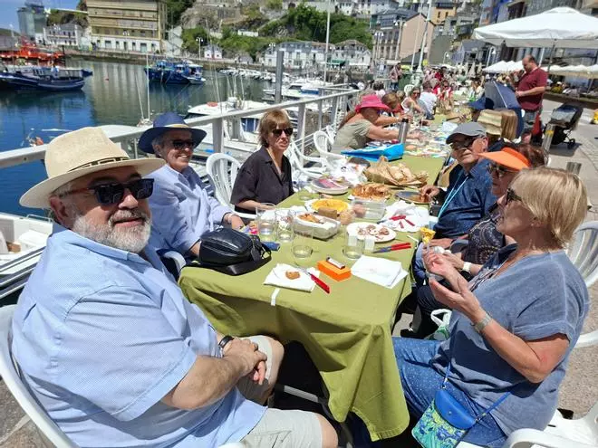 En imágenes: el muelle de Luarca es un hervidero para celebrar su comida en la calle