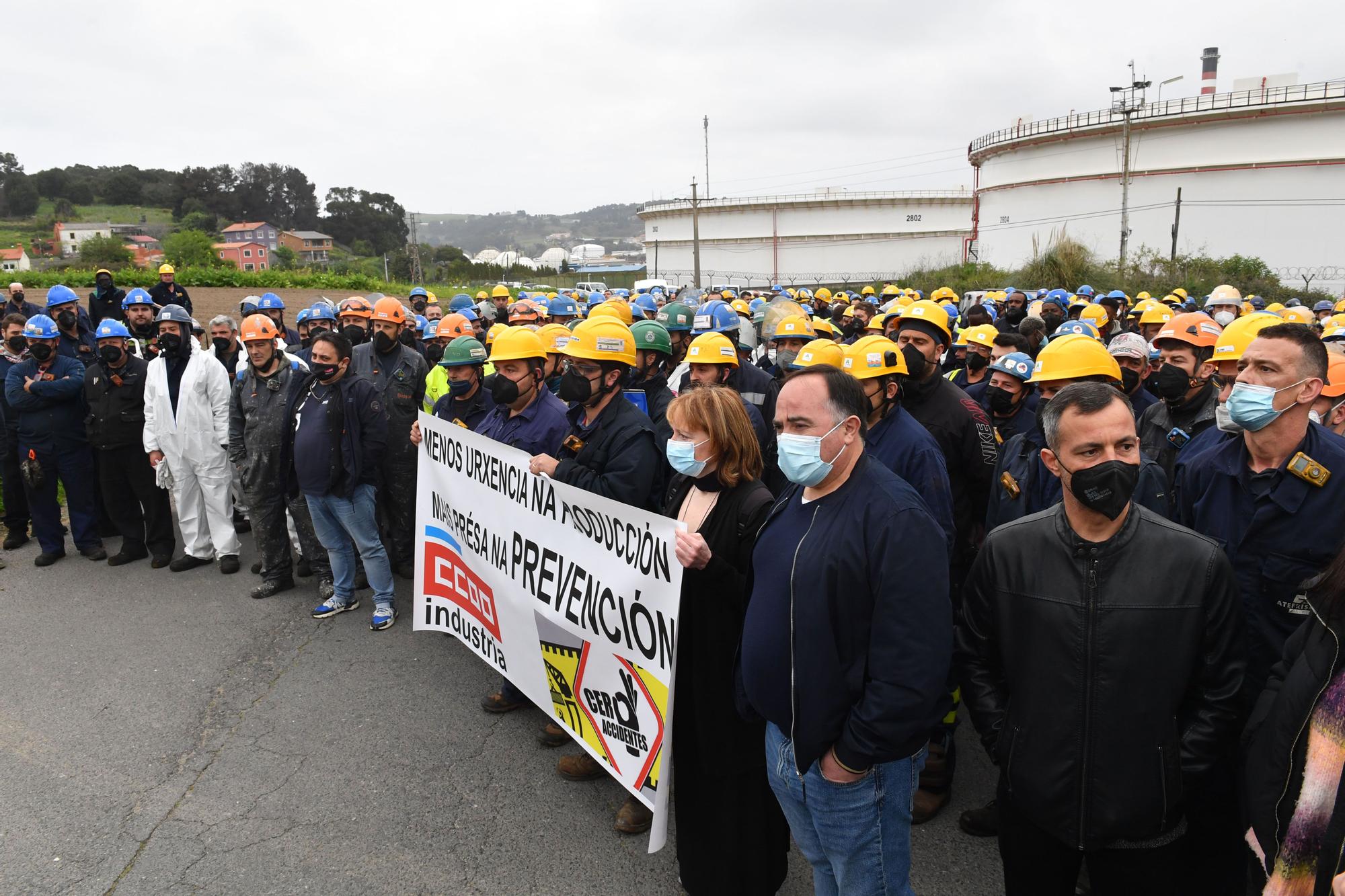 Concentración en la refinería de A Coruña tras el accidente con dos heridos, uno muy grave