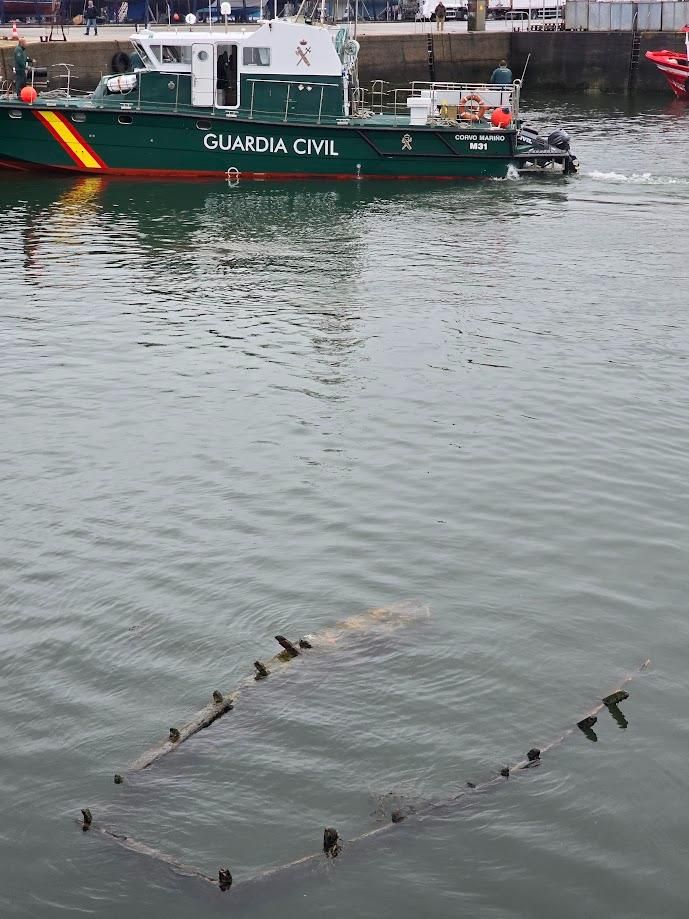 Los restos de una embarcación aparecida en Vilanova son solo un ejemplo del riesgo actual para la navegación, ya que tras los temporales aún qeudan muchos elementos a la deriva que pueden provocar accidentes marítimos.